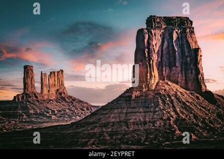 Die West Mitten und Castle Butte in Monument Valley, Navajo Nation, Arizona/Utah. Stockfoto