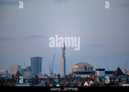 Blick auf den BT Tower und die umliegenden Gebäude Stockfoto