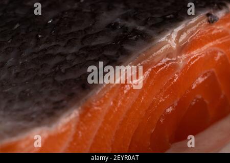 Nahaufnahme eines Lachsfilets mit Haut als Gewürz für eine gesunde, kohlenhydratarme Ernährung mit weniger Fett verwendet Stockfoto