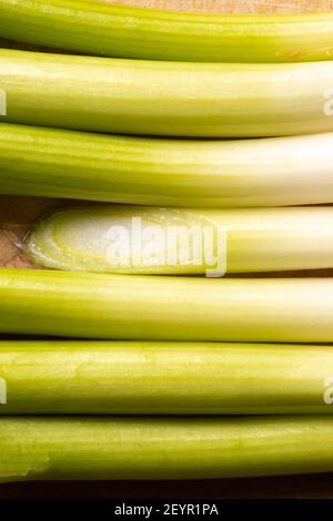 Arrangement von grünen Zwiebeln als Gewürz für gesundes, vegetarisches, veganes Kochen mit weniger Fett Stockfoto