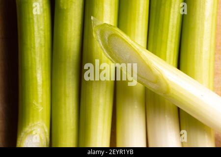 Arrangement von grünen Zwiebeln als Gewürz für gesundes, vegetarisches, veganes Kochen mit weniger Fett Stockfoto