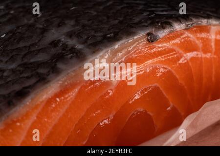 Nahaufnahme eines Lachsfilets mit Haut als Gewürz für eine gesunde, kohlenhydratarme Ernährung mit weniger Fett verwendet Stockfoto