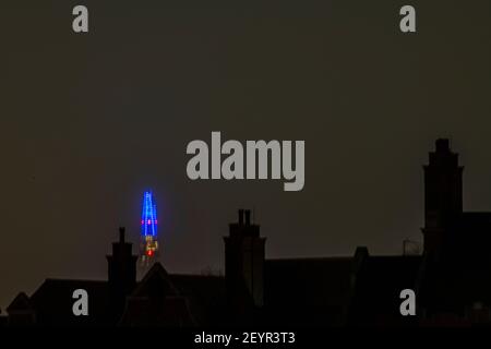 Der Gipfel des Wolkenkratzers der Shrd ragt über einige viktorianische Gebäude Chmneys - neue vs alte Architektur Stockfoto