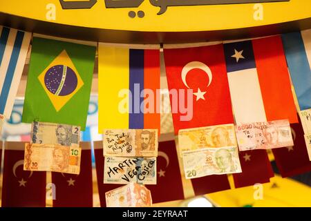 Einige Beispiele von internationalen Flaggen in Aussicht Stockfoto