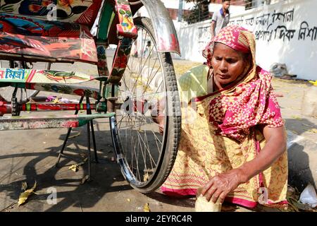 Dhaka, Bangladesch - 06. März 2021: Ayesha Begum (65), in diesem Alter reparierte sie Rikschas in der Dhaka Universität ohne zu betteln. Sein tägliches Einkommen i Stockfoto