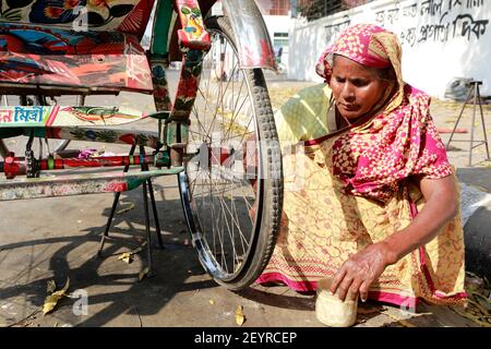 Dhaka, Bangladesch - 06. März 2021: Ayesha Begum (65), in diesem Alter reparierte sie Rikschas in der Dhaka Universität ohne zu betteln. Sein tägliches Einkommen i Stockfoto