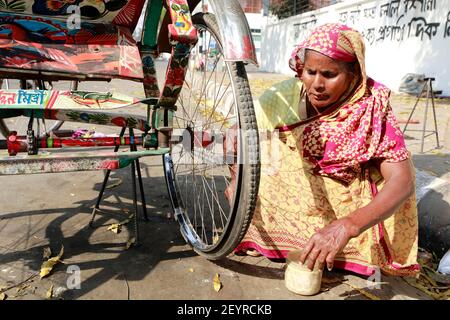 Dhaka, Bangladesch - 06. März 2021: Ayesha Begum (65), in diesem Alter reparierte sie Rikschas in der Dhaka Universität ohne zu betteln. Sein tägliches Einkommen i Stockfoto