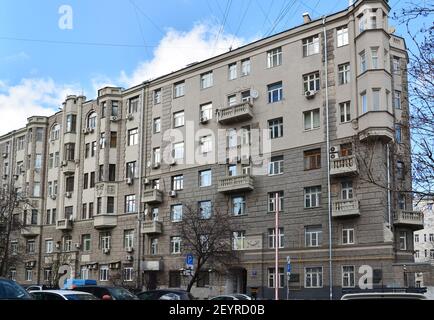 Moskau, Russland - 14. März 2016. Häuser stalinistische Architektur in Big Kozenyi Gasse Stockfoto