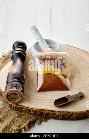 Mischung aus verschiedenen Gewürzen in Kunststoffverpackungen Stockfoto