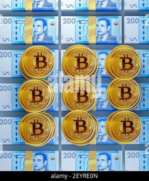 Goldene Bitcoins. Neues virtuelles Geld. Bitcoin-Token-Münzen auf den zweihundert Dirham-Banknoten. Bitcoin-Austausch gegen den marokkanischen Dirham. Stockfoto