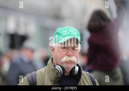 Die Menschen beteiligen sich an einer Demonstration gegen die von der Volkskonvention organisierten Sperrbeschränkungen im Zentrum von Cork, Irland. Bilddatum: Samstag, 6. März 2021. Stockfoto