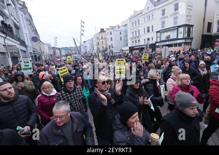 Die Menschen beteiligen sich an einer Demonstration gegen die von der Volkskonvention organisierten Sperrbeschränkungen im Zentrum von Cork, Irland. Bilddatum: Samstag, 6. März 2021. Stockfoto