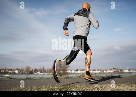 Training mit Sportprothese durchführen Stockfoto