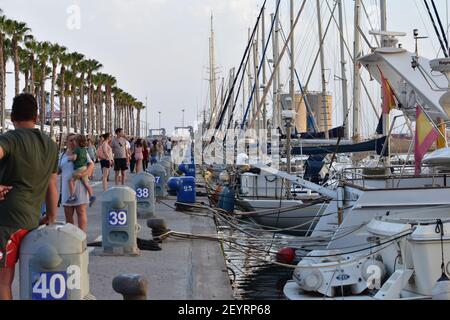 Promenade mit Restaurants, Cafés und gebundenen Booten, in Malaga, Spanien Stockfoto