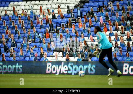 Eine allgemeine Ansicht der Pappe Ausschnitte von Fans in den Ständen vor dem Sky Bet Championship Spiel im St. Andrew's Trillion Trophy Stadium, Birmingham. Bilddatum: Samstag, 6. März 2021. Stockfoto