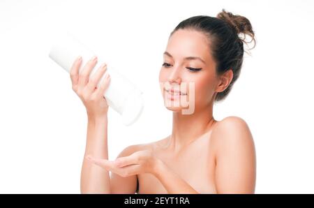 Portrait einer Brünette Schönheit Anwendung Feuchtigkeitscreme auf ihre Haut. Stockfoto