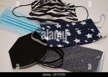 COVID-19 Maske tragen. Verschiedene Arten von Gesichtsmasken Schutz für Coronavirus Prevention.Wiederverwendbare hausgemachte Tuch tragen, Einweg-medizinische Masken, N95 Stockfoto