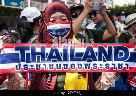 Bangkok, Thailand. März 2021, 06th. Ein Protestler hält einen Schal mit der Botschaft "Thailand, Volk des Königs" während der Demonstration.Pro-royalistische Anhänger von König Maha Vajiralongkorn protestieren vor dem Central World Einkaufszentrum und fordern Schutz für die Monarchie. Kredit: SOPA Images Limited/Alamy Live Nachrichten Stockfoto
