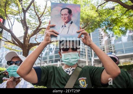 Bangkok, Thailand. März 2021, 06th. Ein Protestant, der während der Demonstration ein Porträt von König Bhumibol (Rama IX) hält.Pro-royalistische Anhänger von König Maha Vajiralongkorn protestieren im Einkaufszentrum Central World, um Schutz für die Monarchie zu fordern. Kredit: SOPA Images Limited/Alamy Live Nachrichten Stockfoto