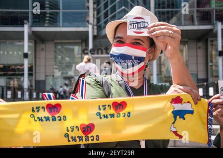 Bangkok, Thailand. März 2021, 06th. Ein Protestler mit einem Aufkleber mit der Aufschrift "Schütze die Monarchie" und einem Schal mit der Botschaft "Wir lieben den König" während der Demonstration.Pro-royalistische Anhänger von König Maha Vajiralongkorn protestieren im Central World Einkaufszentrum und fordern Schutz für die Monarchie. Kredit: SOPA Images Limited/Alamy Live Nachrichten Stockfoto