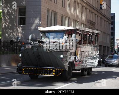 Bild eines Amphibienfahrzeugs von Boston Duck Tours, das Touristen in der Innenstadt von Boston umherfährt. Stockfoto