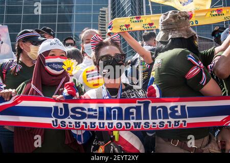 Bangkok, Thailand. März 2021, 06th. Demonstranten hielten während der Demonstration einen Schal mit der Botschaft "Thailand, Volk des Königs". Pro-royalistische Anhänger von König Maha Vajiralongkorn protestieren vor dem Einkaufszentrum Central World und fordern Schutz für die Monarchie. Kredit: SOPA Images Limited/Alamy Live Nachrichten Stockfoto