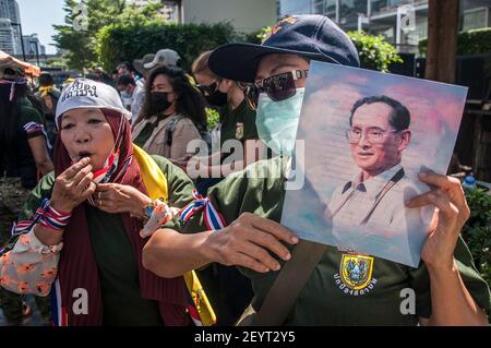 Bangkok, Thailand. März 2021, 06th. Ein Protestant, der während der Demonstration ein Porträt von König Bhumibol (Rama IX) hält.Pro-royalistische Anhänger von König Maha Vajiralongkorn protestieren im Einkaufszentrum Central World, um Schutz für die Monarchie zu fordern. Kredit: SOPA Images Limited/Alamy Live Nachrichten Stockfoto