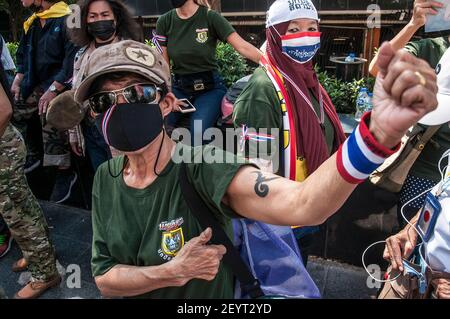 Bangkok, Thailand. März 2021, 06th. Ein Protestler zeigt ein Tattoo auf seinem Arm der Nummer '9' in thailändischer Zahl, das den König Bhumibol (Rama IX) während der Demonstration bedeutet. Pro-royalistische Anhänger von König Maha Vajiralongkorn protestieren vor dem Einkaufszentrum Central World und fordern Schutz für die Monarchie. Kredit: SOPA Images Limited/Alamy Live Nachrichten Stockfoto