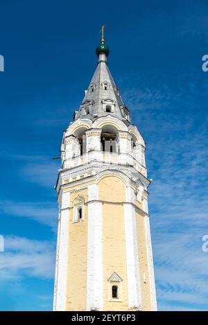 Bell Tower Auferstehungskathedrale in Tutaev, Russland. Goldener Ring Reisen Stockfoto