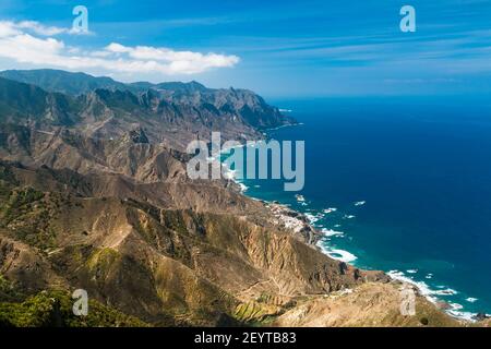 Blick vom Mirador Cabezo del Tejo in den Anaga Bergen auf das Dorf Almaciga. Teneriffa, Spanien. Stockfoto