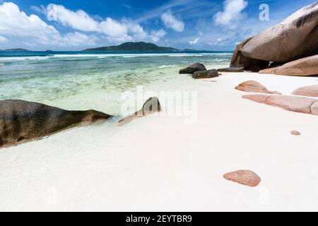 Anse Grosse Roche in La Digue, Seychellen mit klarem Wasser und Granit Felsen Stockfoto