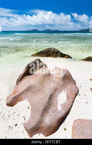 Anse Grosse Roche in La Digue, Seychellen mit klarem Wasser und Granit Felsen Stockfoto