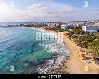 Luftaufnahme der Küste des Resorts Ayia Napa, Famagusta, Zypern. Wahrzeichen Touristenattraktion Stockfoto