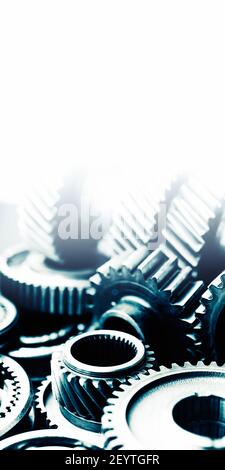 Industrielle blaue Tönung Zahnräder und Zahnräder auf weißem vertikalen Hintergrund . Speicherplatz kopieren. Stockfoto