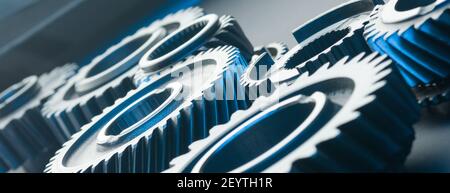 Industrielle Zahnräder und Zahnräder auf Papier Hintergrund. Speicherplatz kopieren. Blauer Farbton. Stockfoto