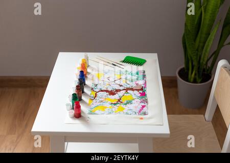 Tabelle mit Farben und Werkzeugen zum Zeichnen in Ebru Technik Stockfoto