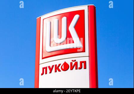 Sankt Petersburg, Russland - 10. August 2018: Lukoil Händler Zeichen gegen einen blauen Himmel. Lukoil ist eine der größten russischen Ölgesellschaften Stockfoto