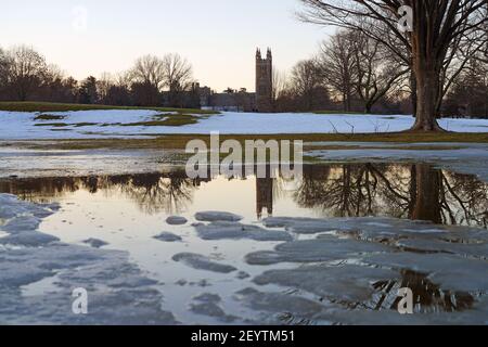 PRINCETON, NJ -27 FEB 2021- Sonnenuntergang Blick auf das Graduate College vom Springdale Golf Course unter Schnee im Winter auf dem Campus der Princeton Univer Stockfoto