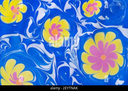 Bunte abstrakte Blumen auf blauem Hintergrund mit Wellen Stockfoto