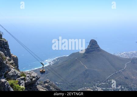 Panoramablick auf Lion's Head und die Seilbahn von der Seilbahn des Tafelbergs, Terminus, Kapstadt, Westkap, Südafrika Stockfoto