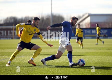 Charlton Athletic's Conor Washington (rechts) während des Sky Bet League One Matches im Kassam Stadium, Oxford. Bilddatum: Samstag, 6. März 2021. Stockfoto