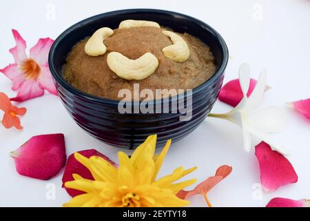 Beliebte traditionelle süße Artikel aus Amaranth Vollkorn Bekannt als Rajgira sheera oder Seera ein indisches Dessert zubereitet Während Fastentage wie Stockfoto