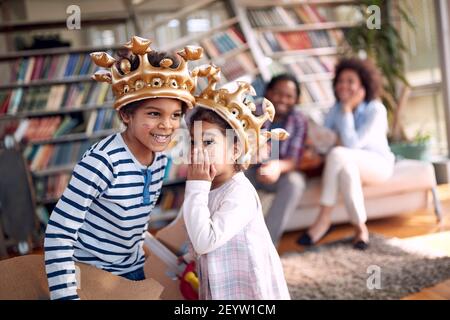 Kinder spielen in familiärer Atmosphäre zu Hause und verstecken einige Geheimnisse vor den Eltern. Familie, zusammen, Liebe, Spielzeit Stockfoto