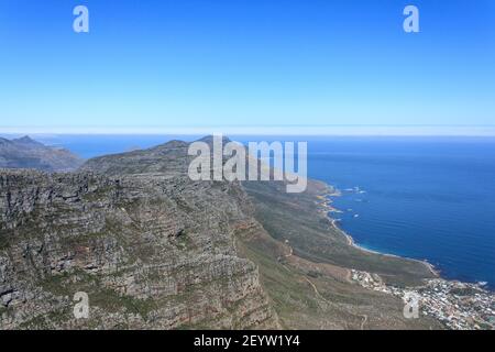 Panoramablick auf die 12 Apostel von der Spitze des Tafelbergs, Kapstadt, Südafrika Stockfoto