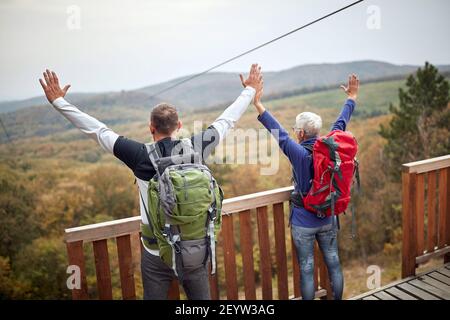 Wanderer paar mit Arme heben, Rückansicht Stockfoto