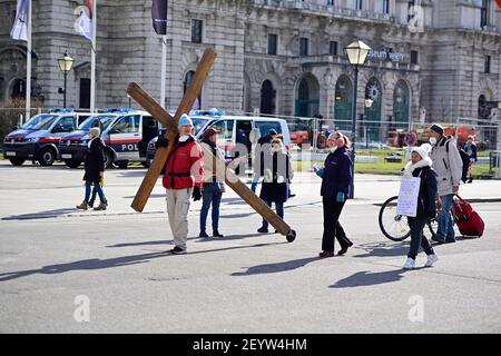 Wien, Österreich. 6. März 2021. An diesem Samstag werden die Gegner der Corona-Maßnahmen wieder auf die Straße gehen. In Wien wurden von 36 registrierten Demonstrationen zu verschiedenen Themen zwölf am Samstag verboten, sagte die Polizei am Freitagnachmittag. Unerlaubte großangelegte Demonstration am Innenring in Wien Stockfoto