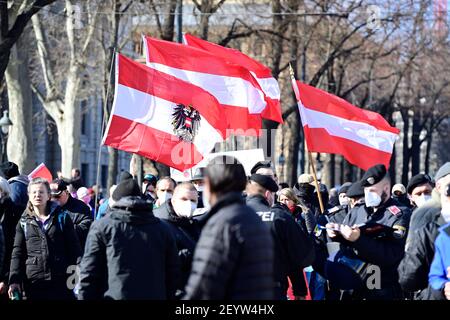 Wien, Österreich. 6. März 2021. An diesem Samstag werden die Gegner der Corona-Maßnahmen wieder auf die Straße gehen. In Wien wurden von 36 registrierten Demonstrationen zu verschiedenen Themen zwölf am Samstag verboten, sagte die Polizei am Freitagnachmittag. Unerlaubte großangelegte Demonstration am Innenring in Wien Stockfoto