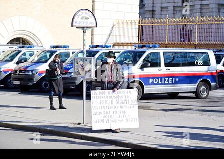 Wien, Österreich. 6. März 2021. An diesem Samstag werden die Gegner der Corona-Maßnahmen wieder auf die Straße gehen. In Wien wurden von 36 registrierten Demonstrationen zu verschiedenen Themen zwölf am Samstag verboten, sagte die Polizei am Freitagnachmittag. Unerlaubte großangelegte Demonstration am Innenring in Wien Stockfoto