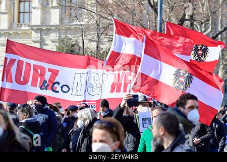 Wien, Österreich. 6. März 2021. An diesem Samstag werden die Gegner der Corona-Maßnahmen wieder auf die Straße gehen. In Wien wurden von 36 registrierten Demonstrationen zu verschiedenen Themen zwölf am Samstag verboten, sagte die Polizei am Freitagnachmittag. Unerlaubte großangelegte Demonstration am Innenring in Wien Stockfoto