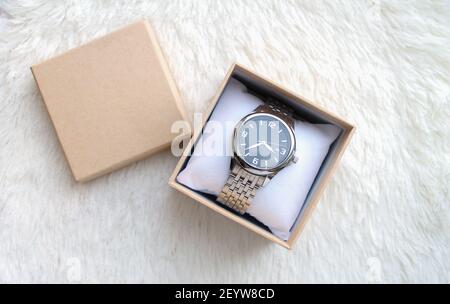Luxus männliche Armbanduhren in Geschenkbox oder Fall Overhead-Ansicht Stockfoto